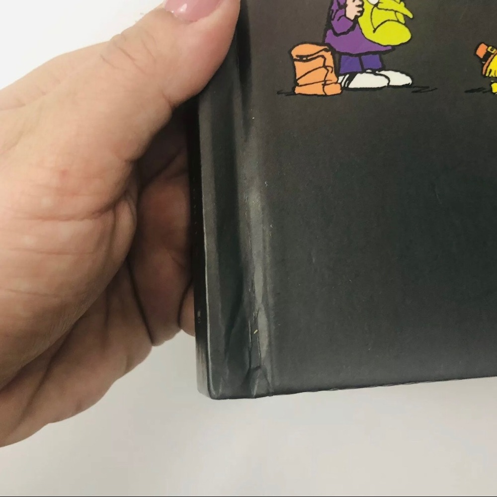 [Peanuts] Holidays Through The Years Book - Picture 6 of 8